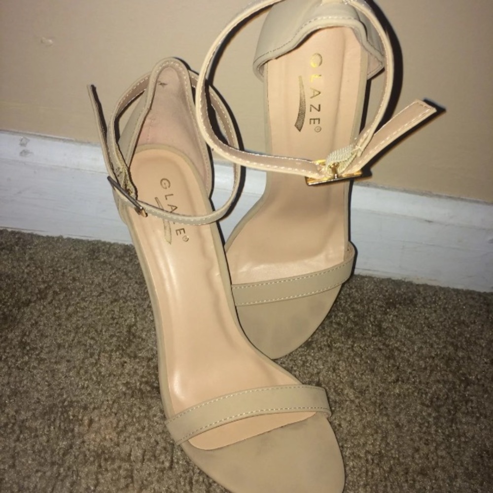 Basic nude heels - Picture 3 of 3